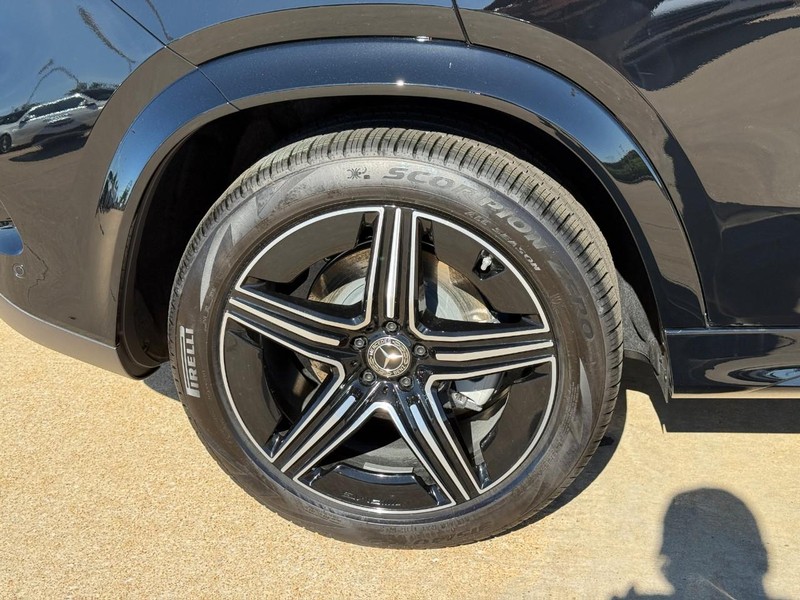 Mercedes-Benz GLE Vehicle Full-screen Gallery Image 7