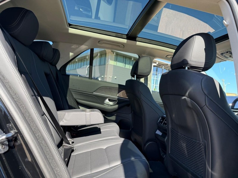 Mercedes-Benz GLE Vehicle Full-screen Gallery Image 8