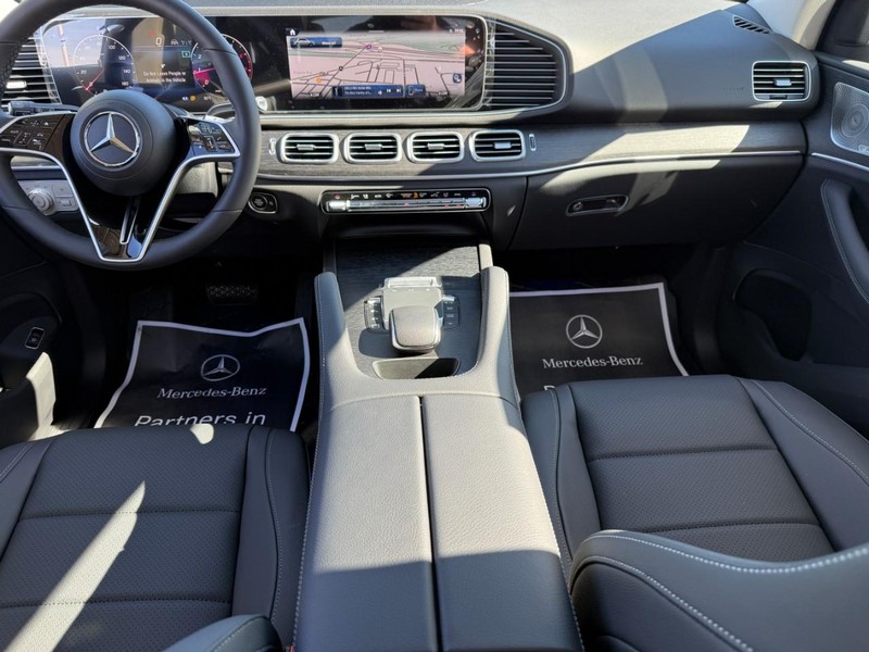 Mercedes-Benz GLE Vehicle Full-screen Gallery Image 9