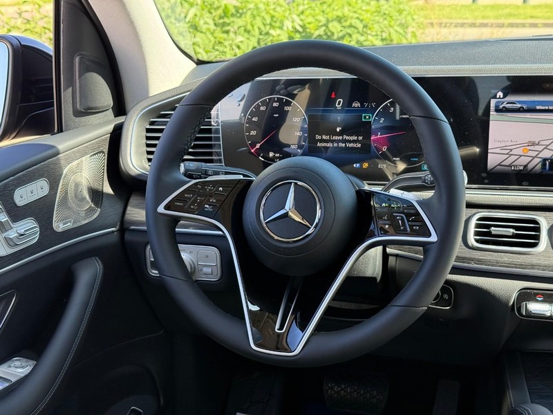 Mercedes-Benz GLE Vehicle Full-screen Gallery Image 10