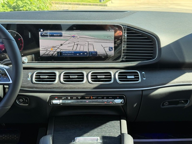 Mercedes-Benz GLE Vehicle Full-screen Gallery Image 11