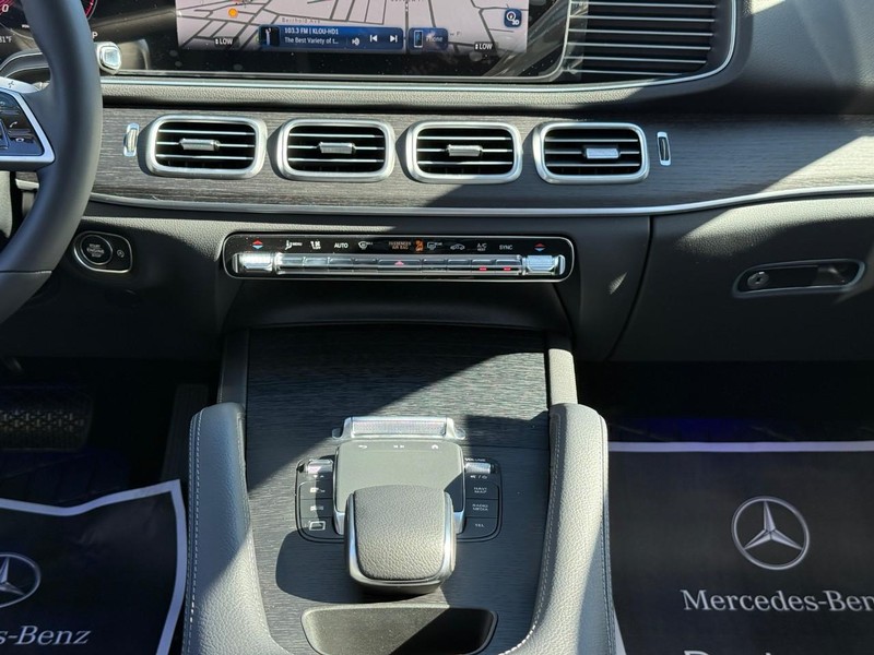 Mercedes-Benz GLE Vehicle Full-screen Gallery Image 12