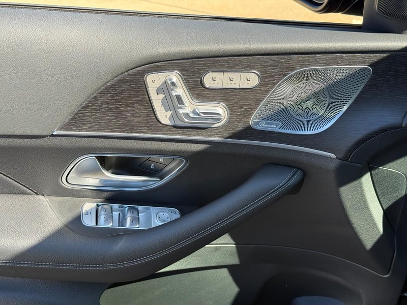 Mercedes-Benz GLE Vehicle Full-screen Gallery Image 13