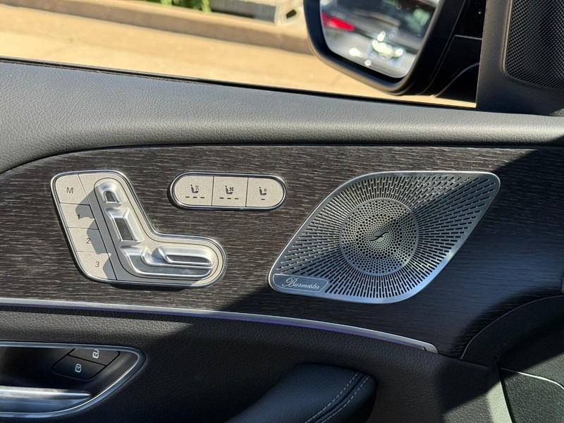 Mercedes-Benz GLE Vehicle Full-screen Gallery Image 14