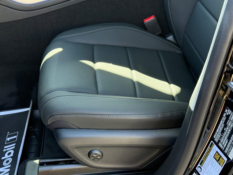 Mercedes-Benz GLE Vehicle Full-screen Gallery Image 15