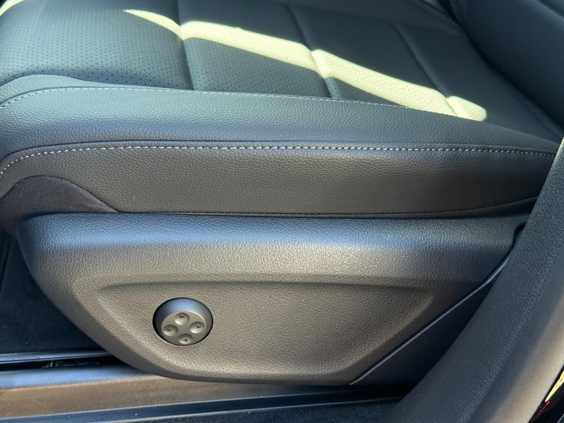 Mercedes-Benz GLE Vehicle Full-screen Gallery Image 16