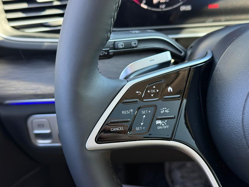 Mercedes-Benz GLE Vehicle Full-screen Gallery Image 17