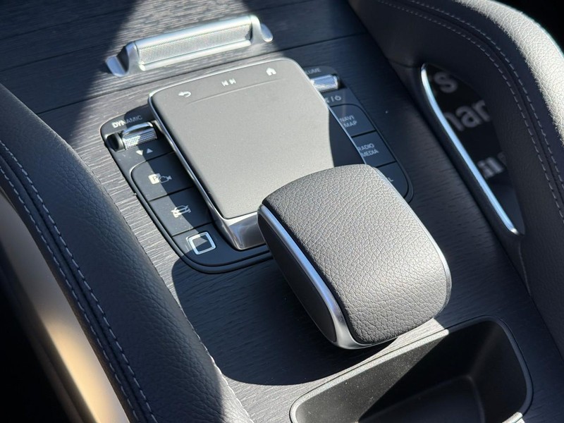 Mercedes-Benz GLE Vehicle Full-screen Gallery Image 19