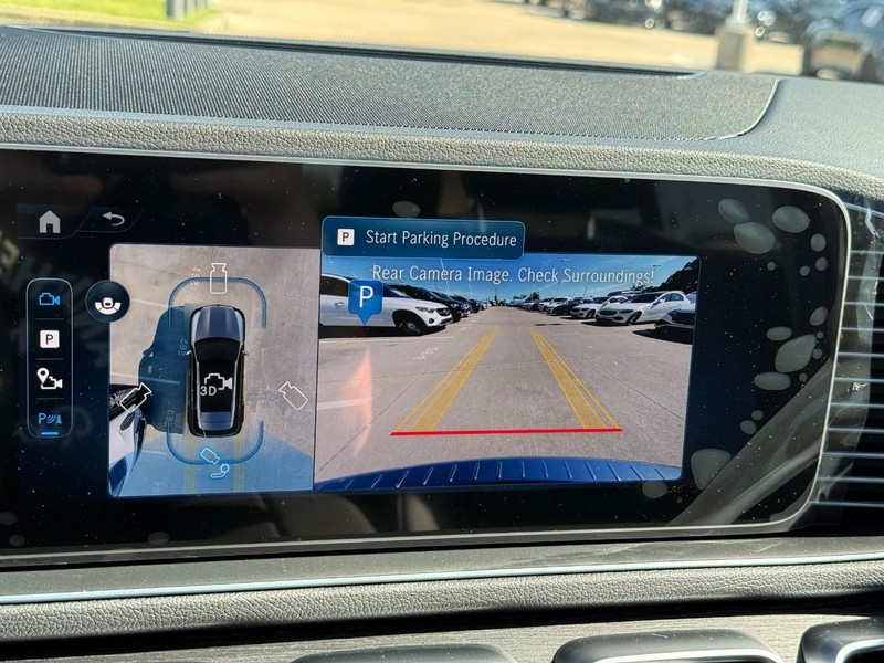Mercedes-Benz GLE Vehicle Full-screen Gallery Image 20