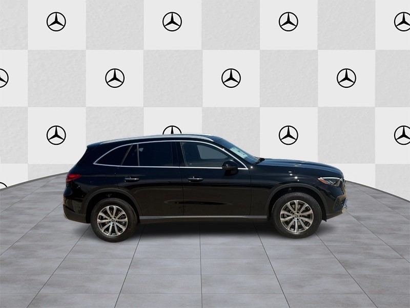 Mercedes-Benz GLC Vehicle Full-screen Gallery Image 2