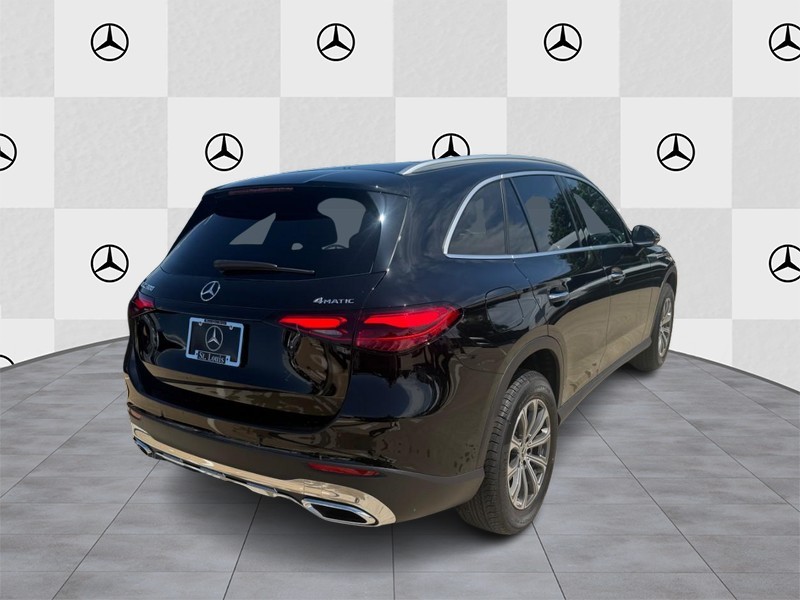 Mercedes-Benz GLC Vehicle Full-screen Gallery Image 3