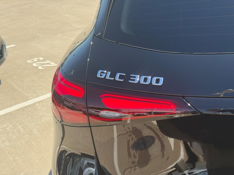 Mercedes-Benz GLC Vehicle Full-screen Gallery Image 4