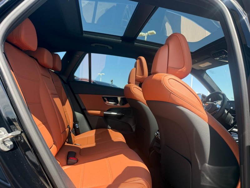 Mercedes-Benz GLC Vehicle Full-screen Gallery Image 7
