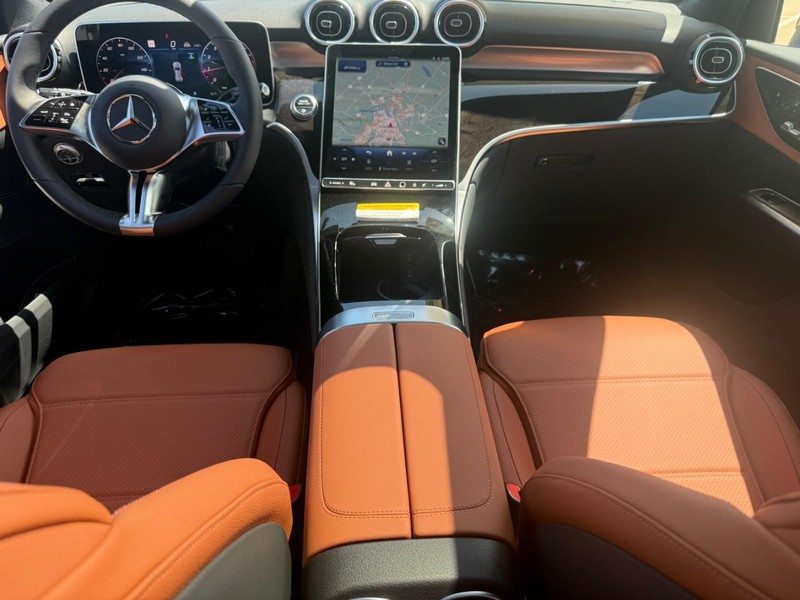 Mercedes-Benz GLC Vehicle Full-screen Gallery Image 8