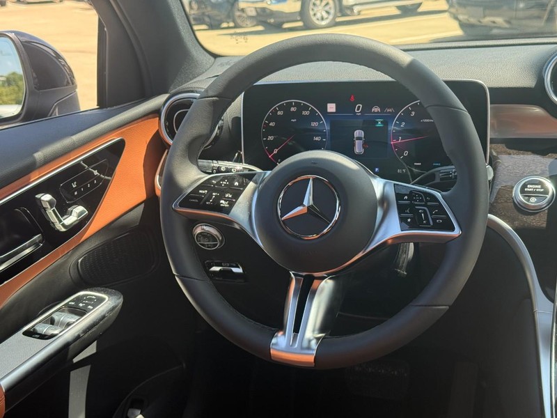 Mercedes-Benz GLC Vehicle Full-screen Gallery Image 9