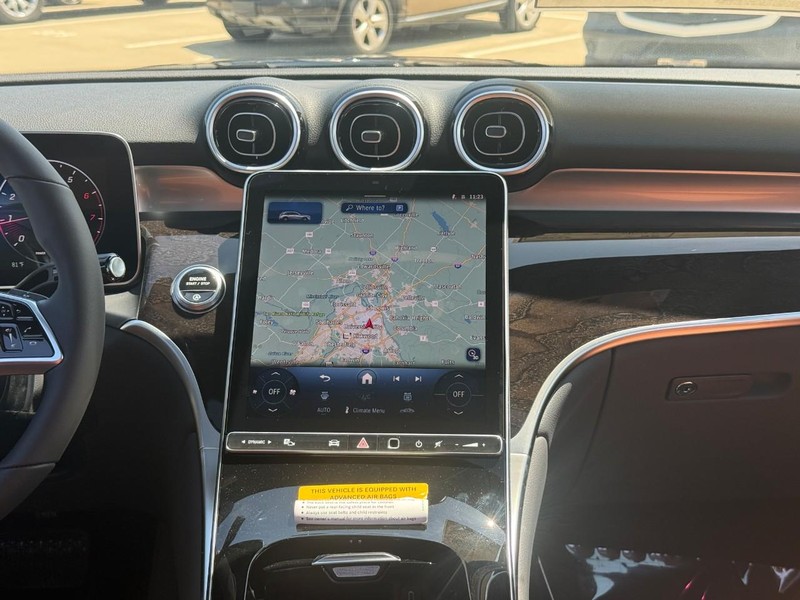Mercedes-Benz GLC Vehicle Full-screen Gallery Image 10