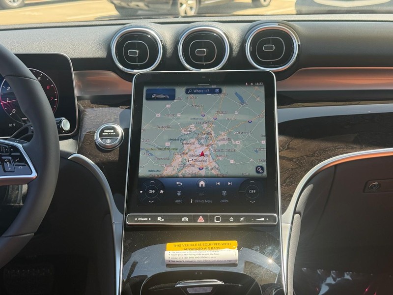 Mercedes-Benz GLC Vehicle Full-screen Gallery Image 11