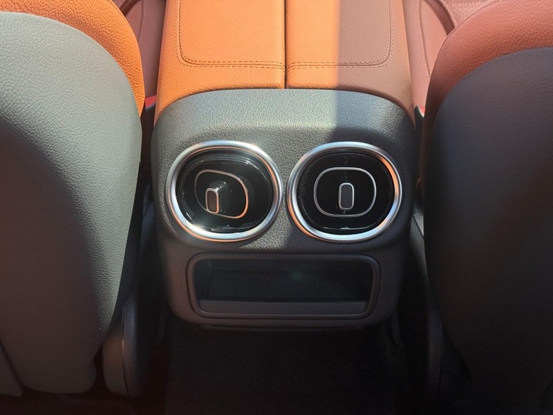 Mercedes-Benz GLC Vehicle Full-screen Gallery Image 12