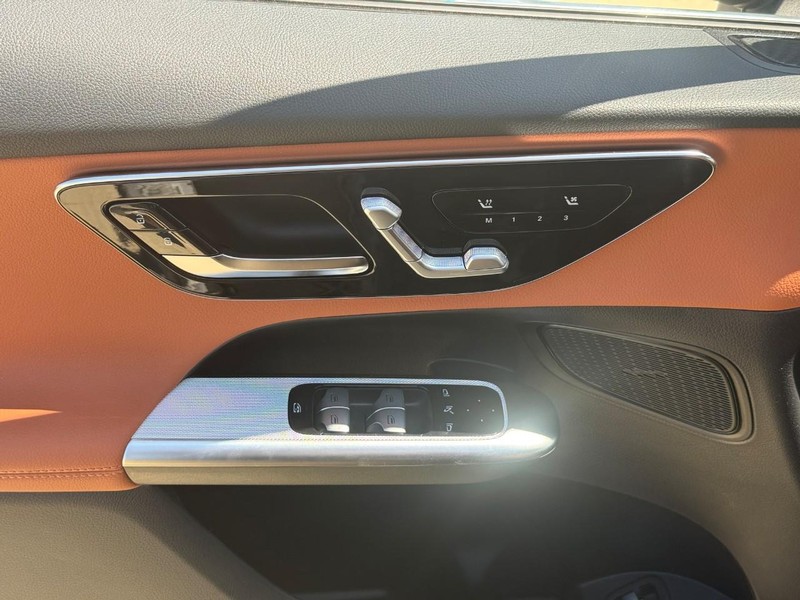 Mercedes-Benz GLC Vehicle Full-screen Gallery Image 13