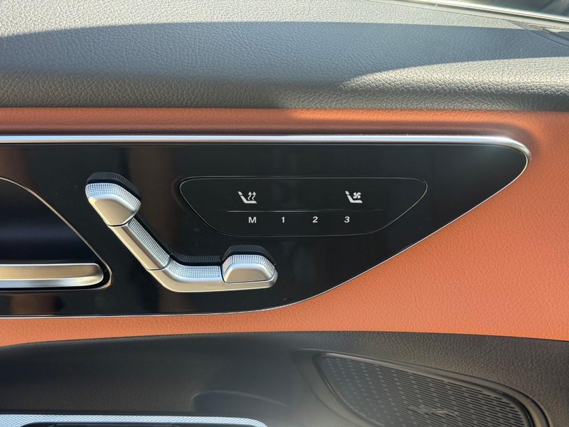 Mercedes-Benz GLC Vehicle Full-screen Gallery Image 14