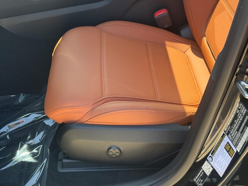 Mercedes-Benz GLC Vehicle Full-screen Gallery Image 15