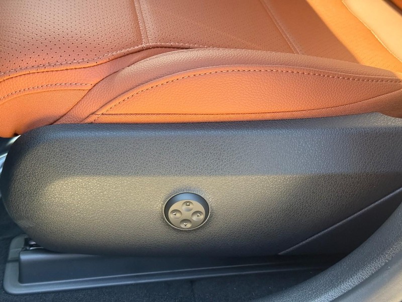 Mercedes-Benz GLC Vehicle Full-screen Gallery Image 16