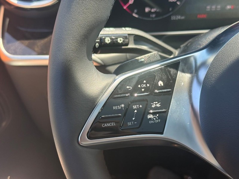 Mercedes-Benz GLC Vehicle Full-screen Gallery Image 17