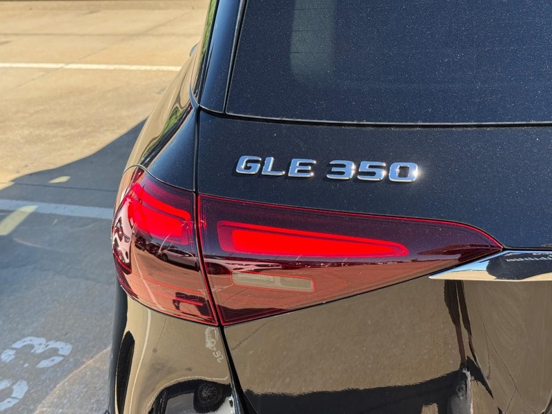 Mercedes-Benz GLE Vehicle Full-screen Gallery Image 5