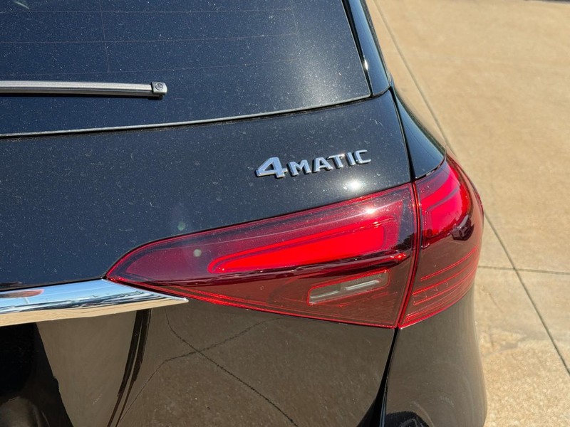 Mercedes-Benz GLE Vehicle Full-screen Gallery Image 6
