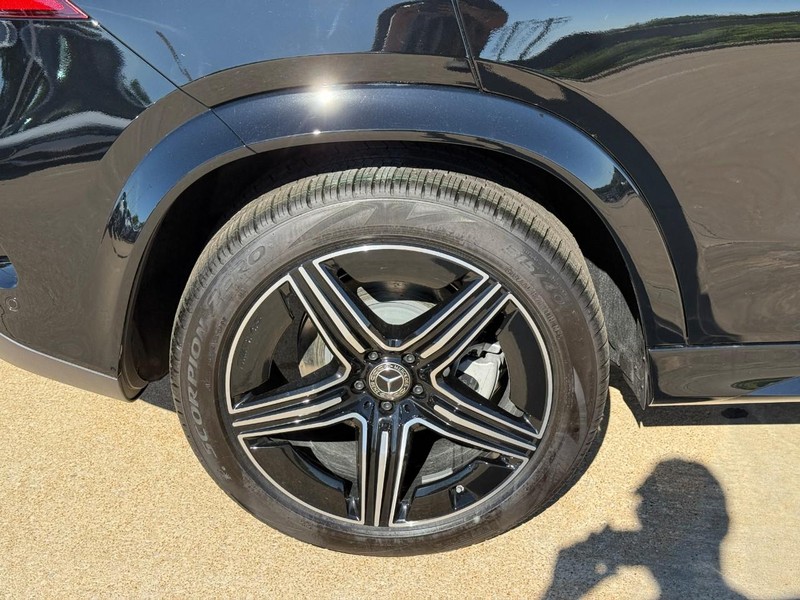 Mercedes-Benz GLE Vehicle Full-screen Gallery Image 7