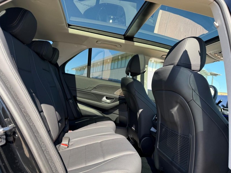 Mercedes-Benz GLE Vehicle Full-screen Gallery Image 8
