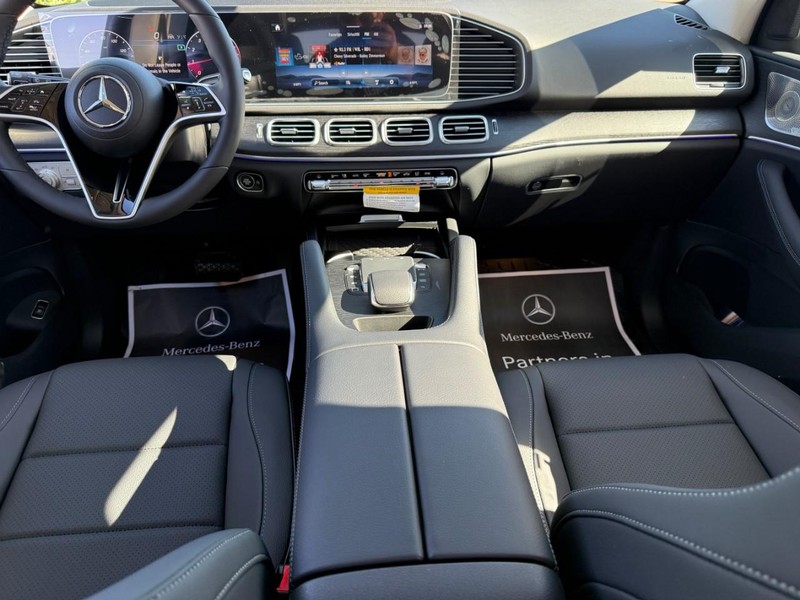 Mercedes-Benz GLE Vehicle Full-screen Gallery Image 9