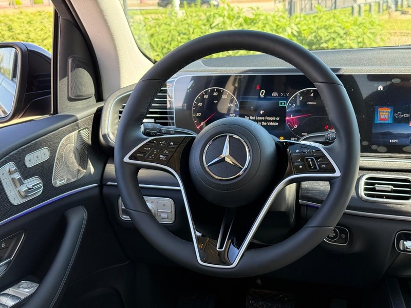 Mercedes-Benz GLE Vehicle Full-screen Gallery Image 10