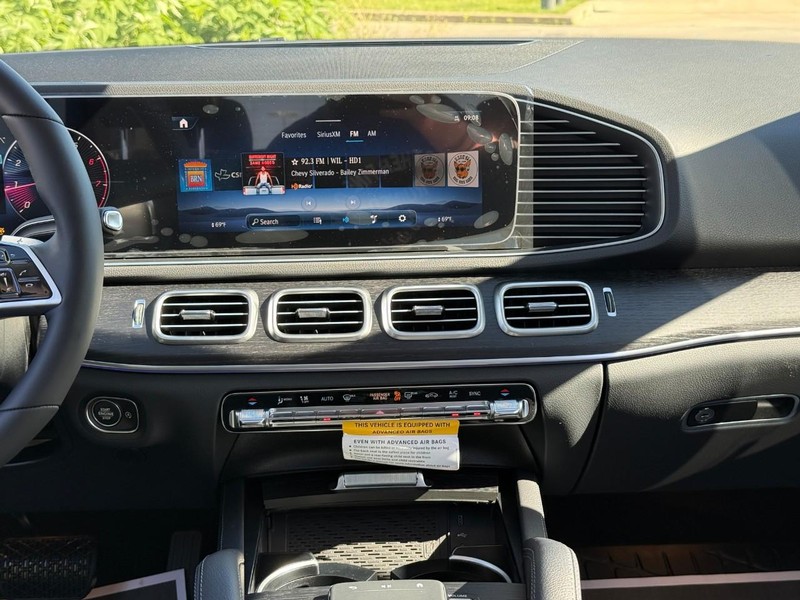 Mercedes-Benz GLE Vehicle Full-screen Gallery Image 11