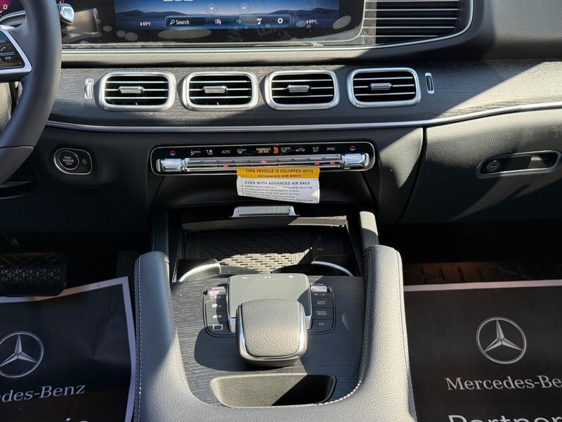 Mercedes-Benz GLE Vehicle Full-screen Gallery Image 12