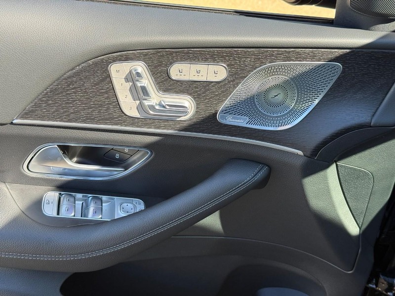 Mercedes-Benz GLE Vehicle Full-screen Gallery Image 13