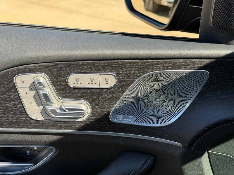 Mercedes-Benz GLE Vehicle Full-screen Gallery Image 14