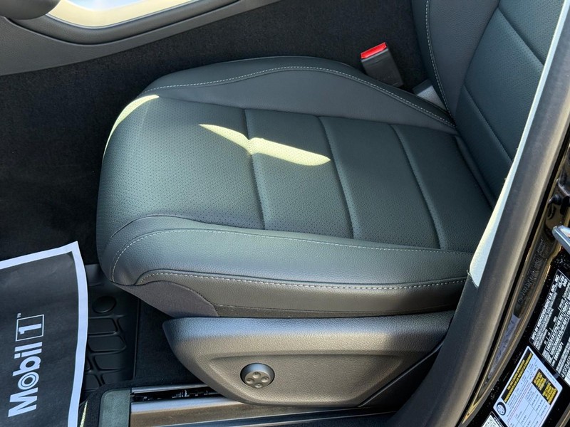 Mercedes-Benz GLE Vehicle Full-screen Gallery Image 15