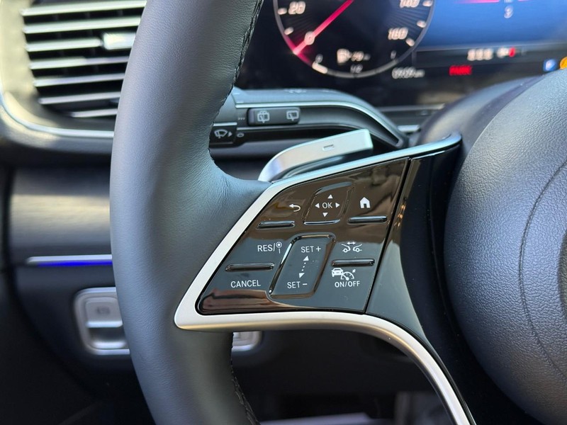 Mercedes-Benz GLE Vehicle Full-screen Gallery Image 16