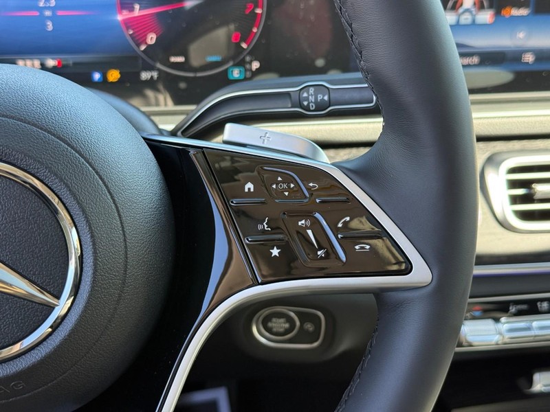 Mercedes-Benz GLE Vehicle Full-screen Gallery Image 17