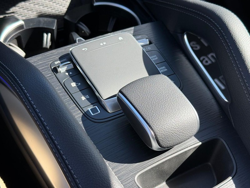 Mercedes-Benz GLE Vehicle Full-screen Gallery Image 18