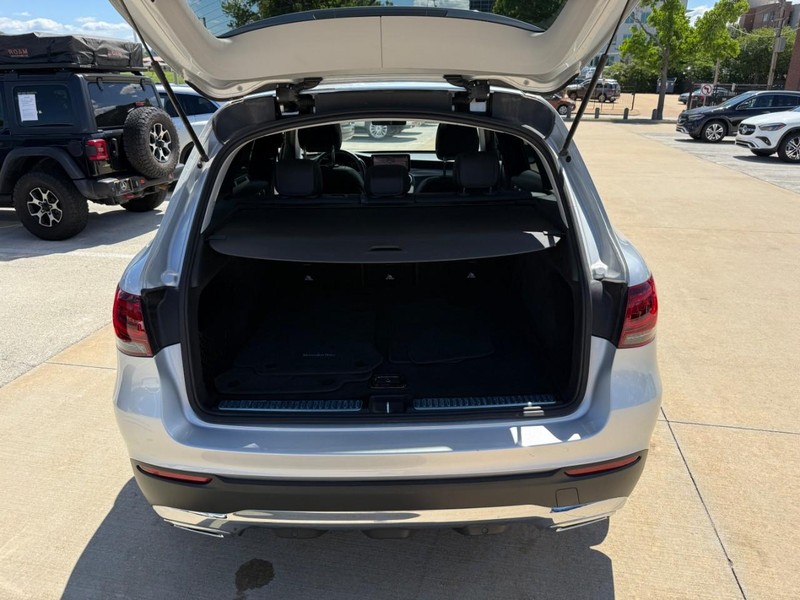Mercedes-Benz GLC Vehicle Full-screen Gallery Image 8