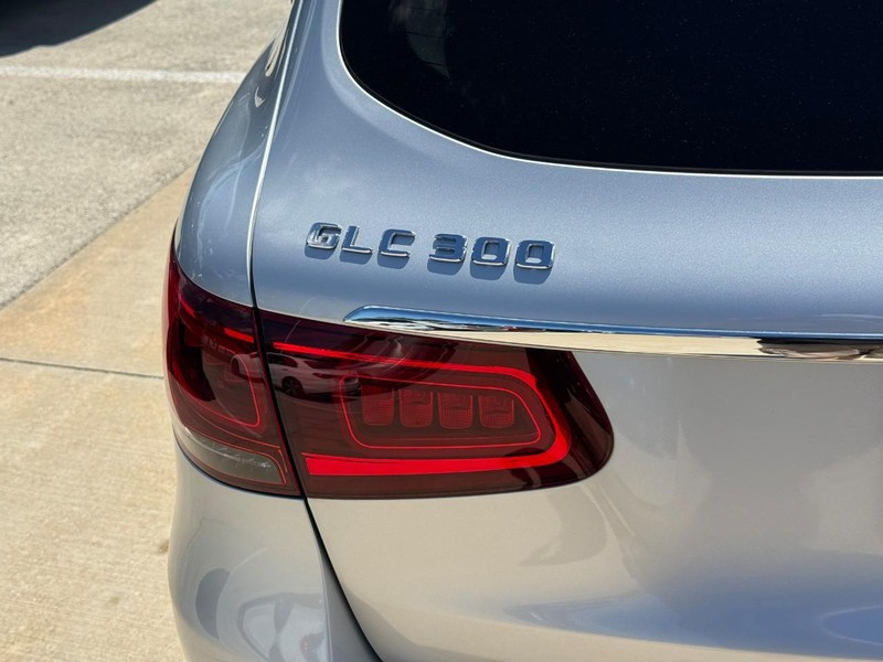 Mercedes-Benz GLC Vehicle Full-screen Gallery Image 10
