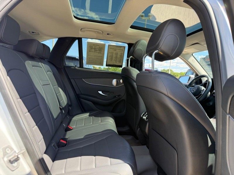 Mercedes-Benz GLC Vehicle Full-screen Gallery Image 12