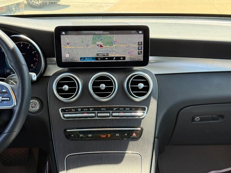 Mercedes-Benz GLC Vehicle Full-screen Gallery Image 15