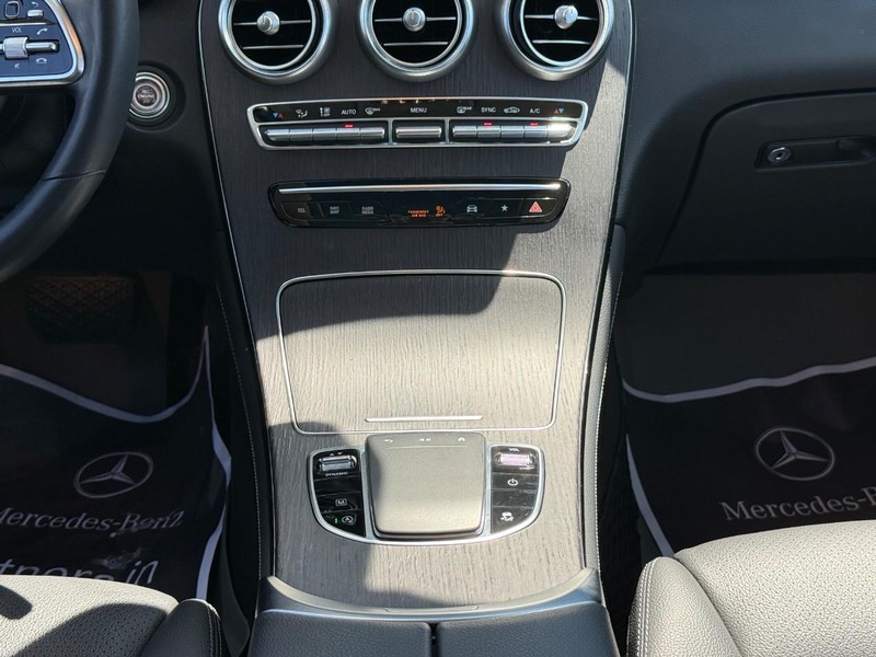 Mercedes-Benz GLC Vehicle Full-screen Gallery Image 17