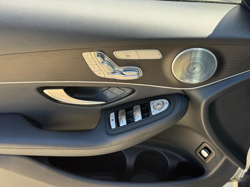 Mercedes-Benz GLC Vehicle Full-screen Gallery Image 18