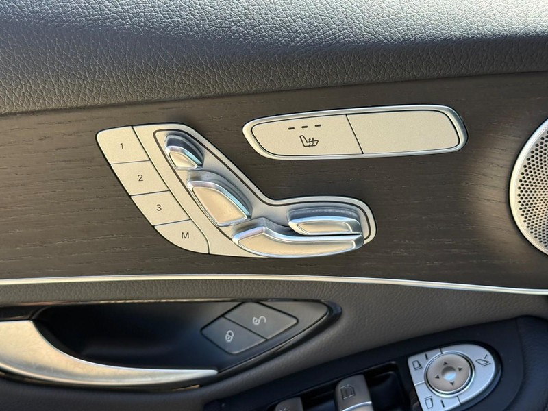 Mercedes-Benz GLC Vehicle Full-screen Gallery Image 19