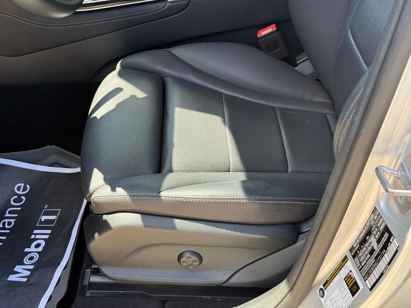 Mercedes-Benz GLC Vehicle Full-screen Gallery Image 20