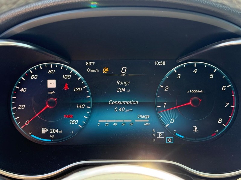 Mercedes-Benz GLC Vehicle Full-screen Gallery Image 23
